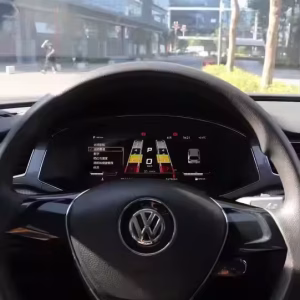 Installation du tableau de bord numérique de la Volkswagen Passat 2016 2017 montrant le tableau de bord IPS LCD de 12,3 pouces dans le cockpit.