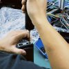 Un technicien procède à un test au banc d'un tableau de bord numérique spécifique au véhicule dans le cadre d'un contrôle de garantie