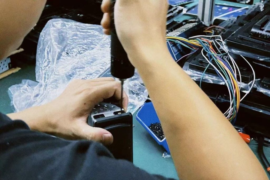 Un technicien procède à un test au banc d'un tableau de bord numérique spécifique au véhicule dans le cadre d'un contrôle de garantie