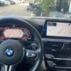 Combiné numérique BMW F32 installé à la position d'origine du tableau de bord.