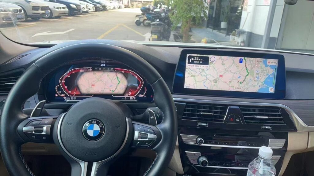 Combiné numérique BMW F32 installé à la position d'origine du tableau de bord.
