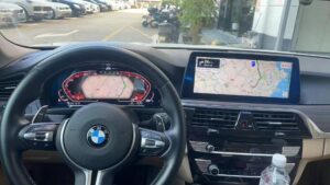 Combiné numérique BMW F32 installé à la position d'origine du tableau de bord.